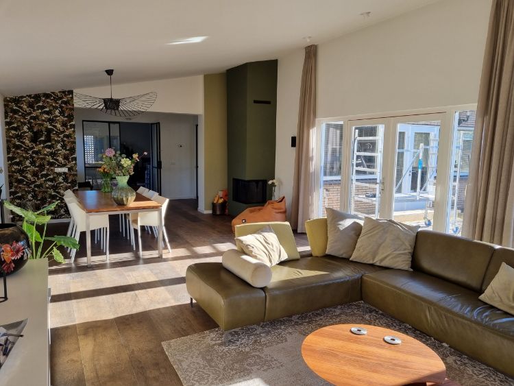 Afgewerkte woonkamer na installatie vloerverwarming 