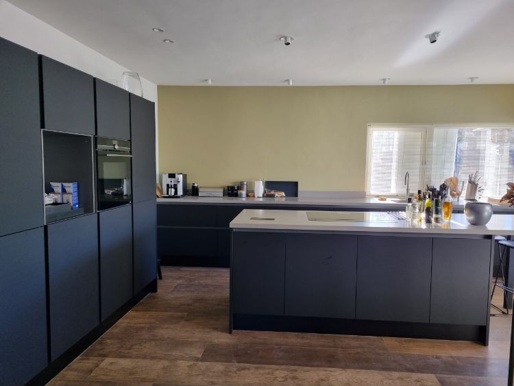 Afgewerkte keuken na vloerverwarming