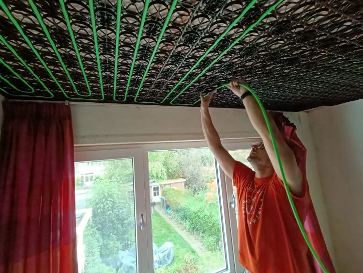 WARP Systems tussenwoning SpeeTile plafondverwarming SpeeTube plaatsen