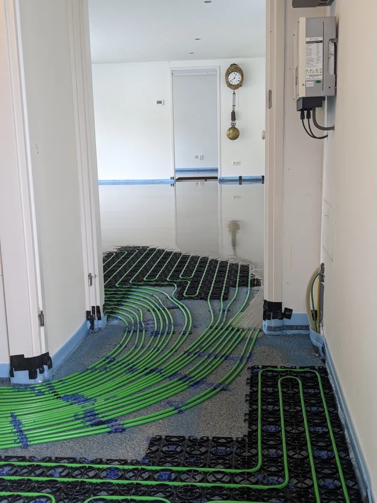 WARP Systems vloerverwarming woonkamer deels afgestort met SpeeTop vulmassa