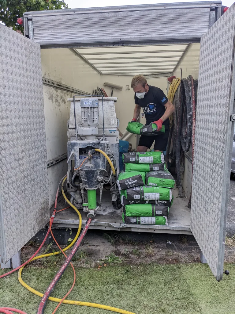 WARP Systems hulp bij aanbrengen vulmassa