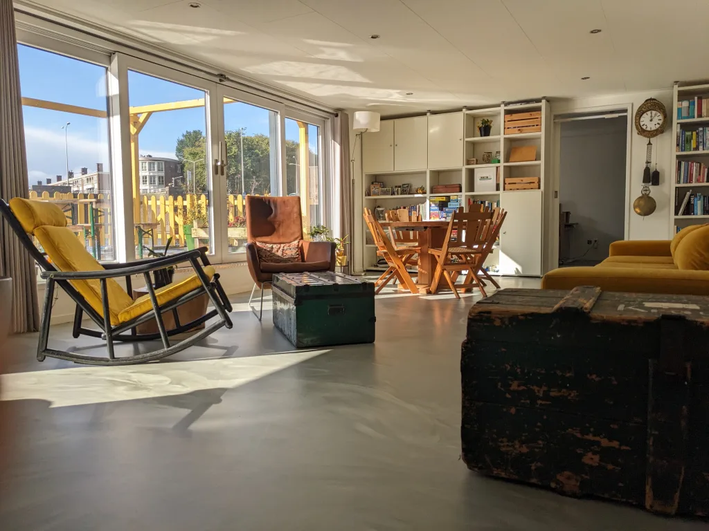 WARP Systems afgewerkte woonkamer met SpeeTile10