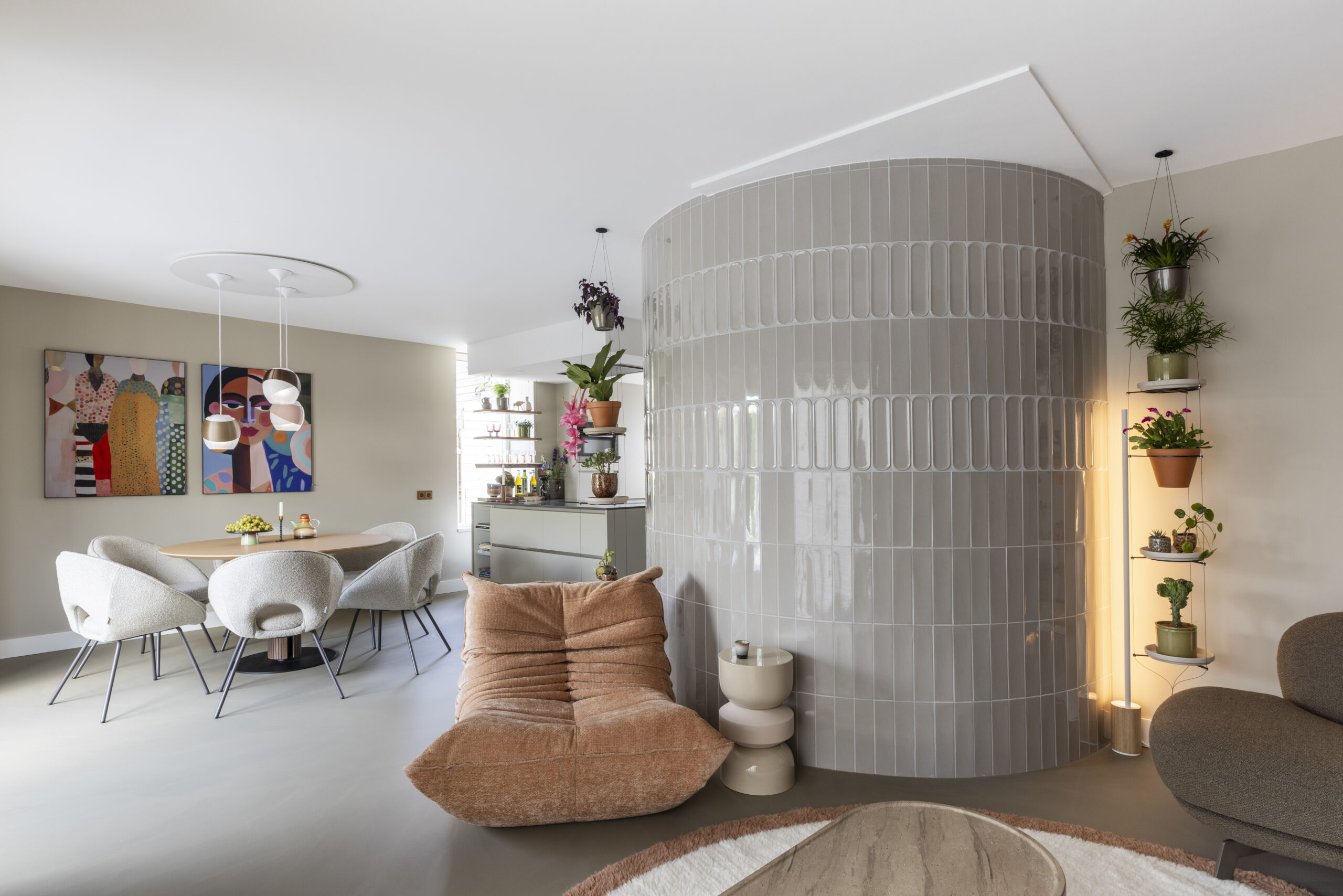 resultaat woonkamer gebogen muur Terheijden