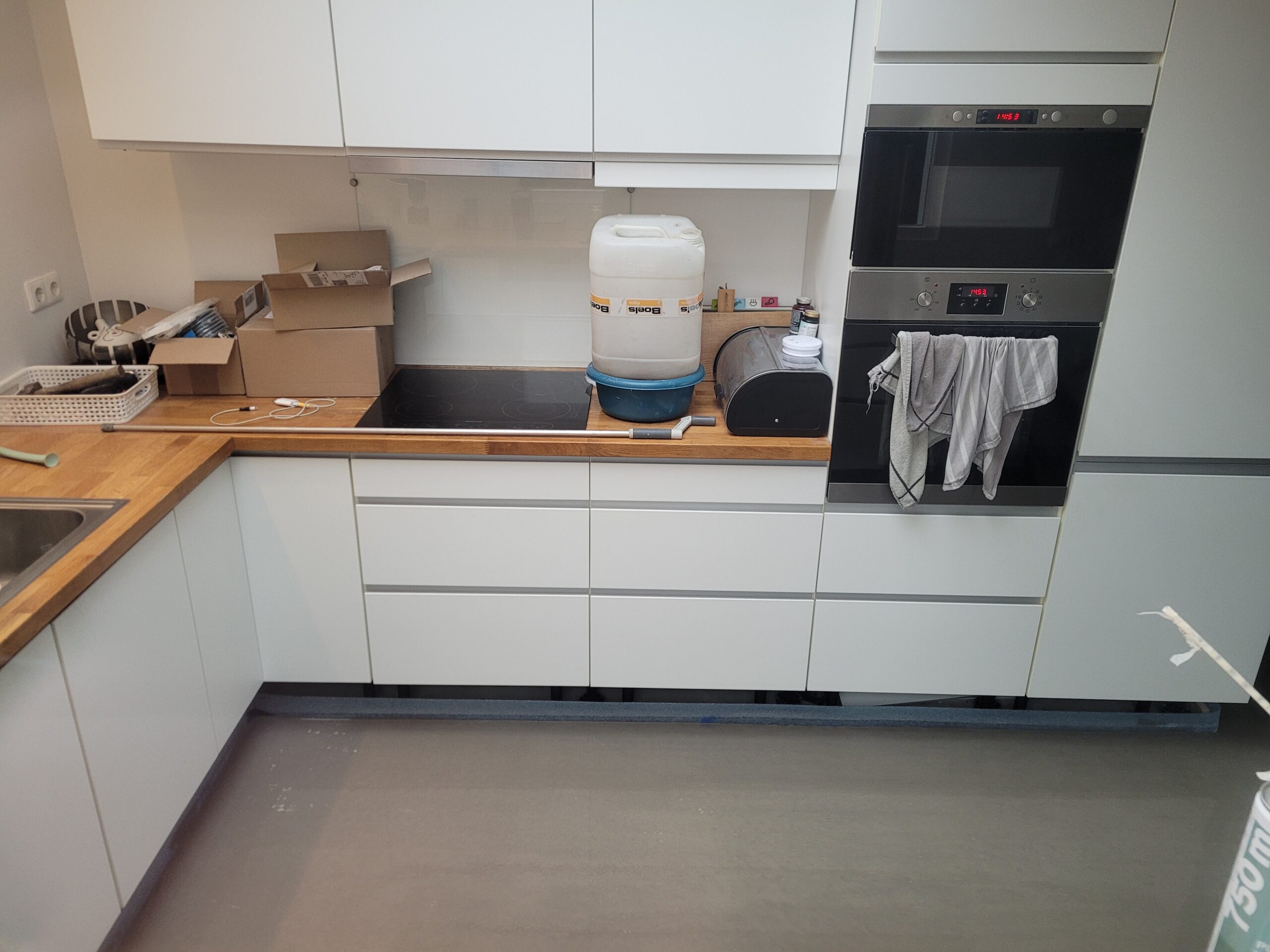 keuken met vloerverwarming en vulmassa