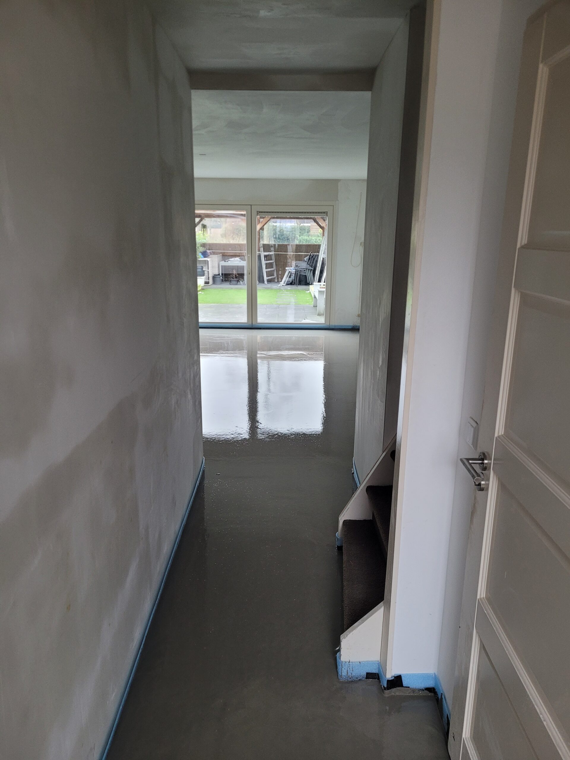 hal naar woonkamer met vloerverwarming en vulmassa