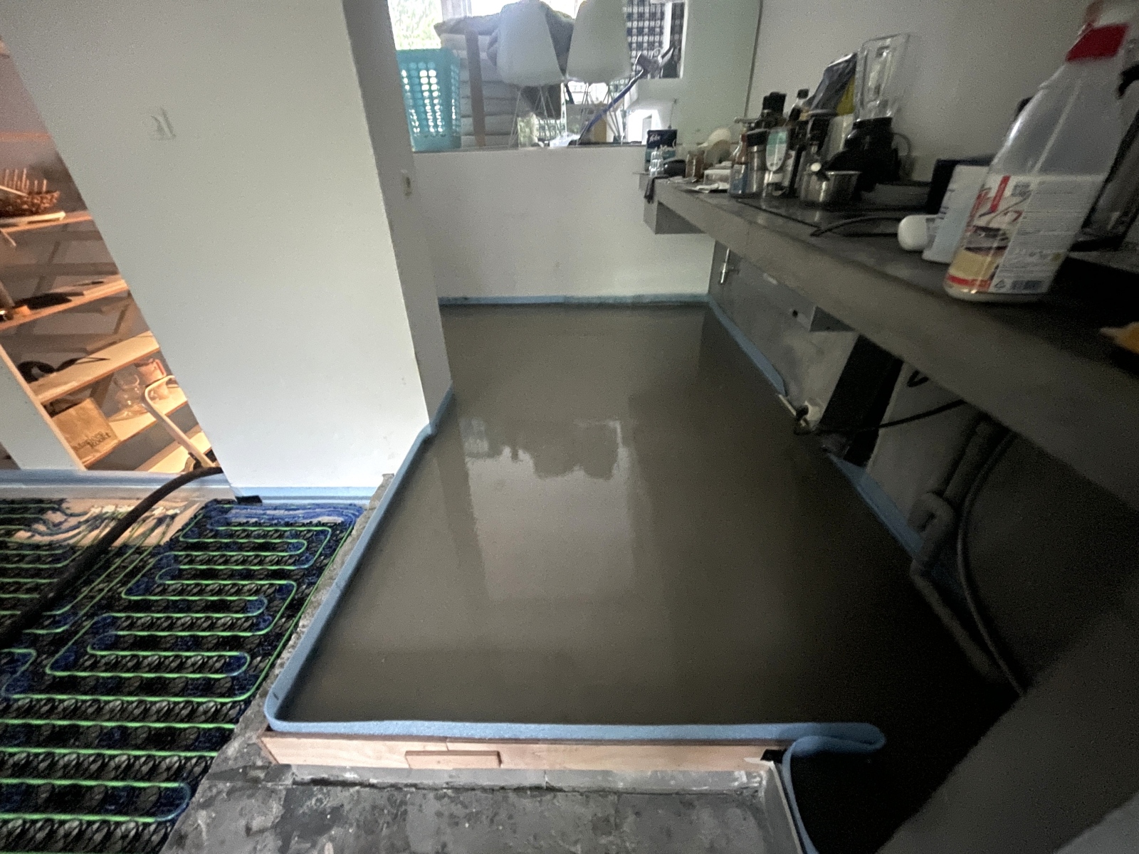 keuken met vloerverwarming en vulmassa