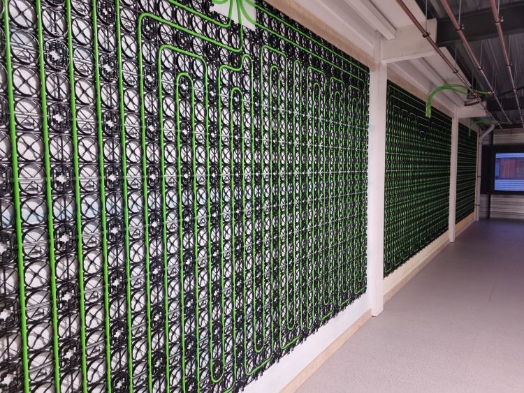 Wandverwarming op hout geïnstalleerd