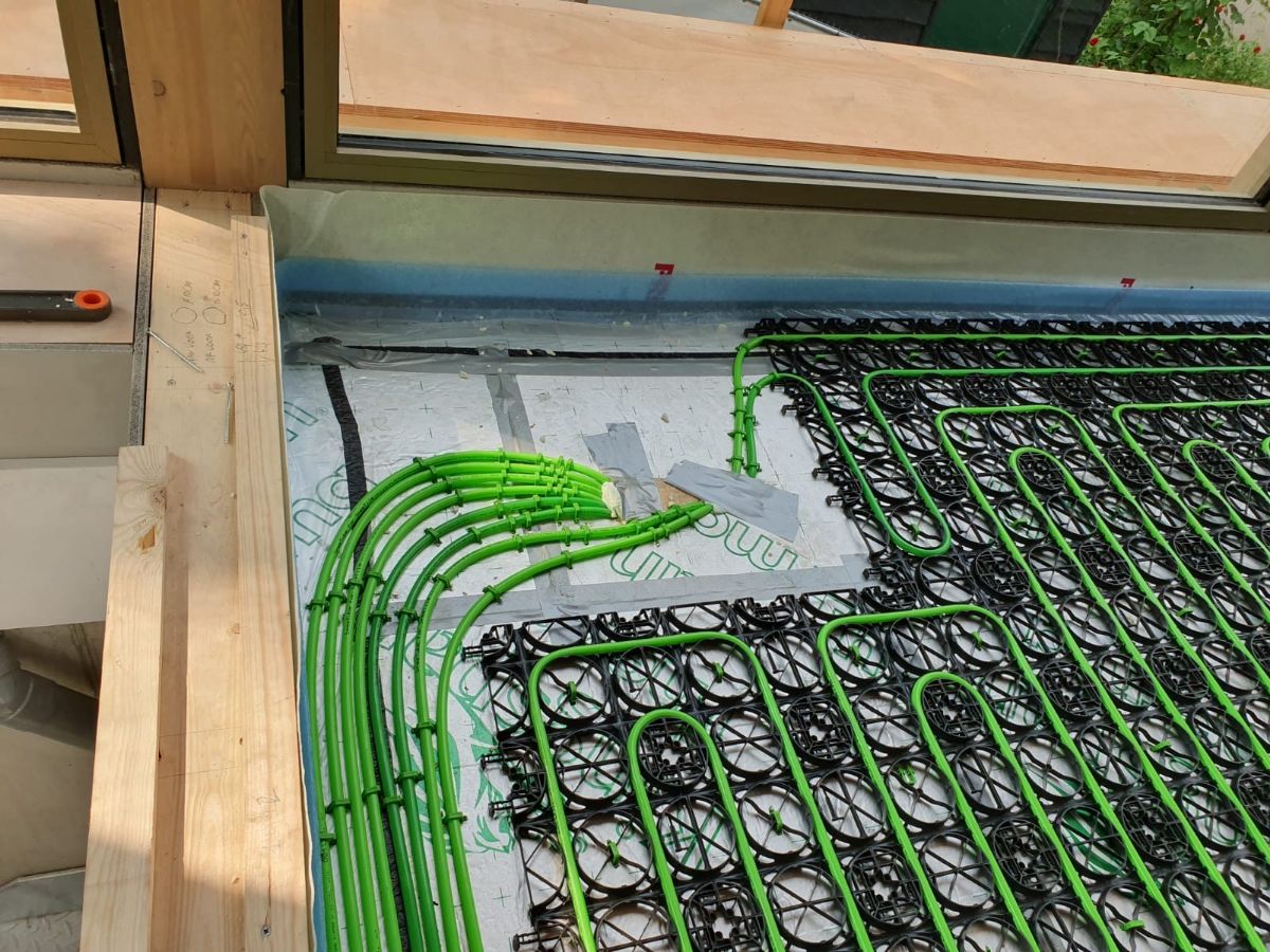 Vloerverwarmingsbuizen naar kelder