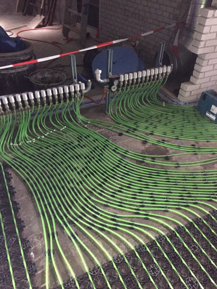 Verdeler met vloerverwarmingsbuizen