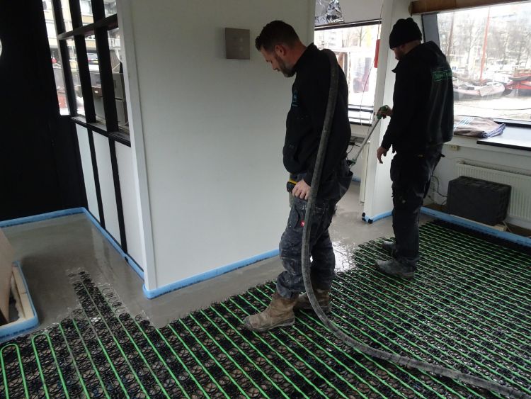 Mannen die de vulmassa aan storten zijn