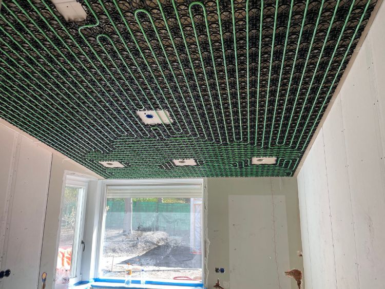 Plafondverwarming op hout geïnstalleerd