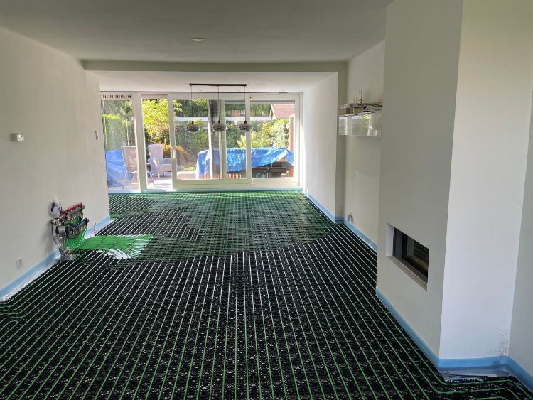 Vloerverwarming in woonkamer WARP Systems