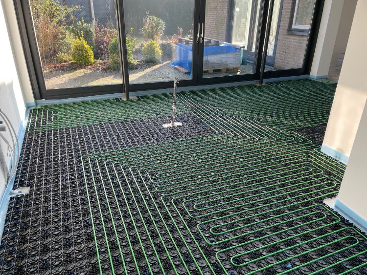 Vloerverwarming in woonkamer door WARP Systems