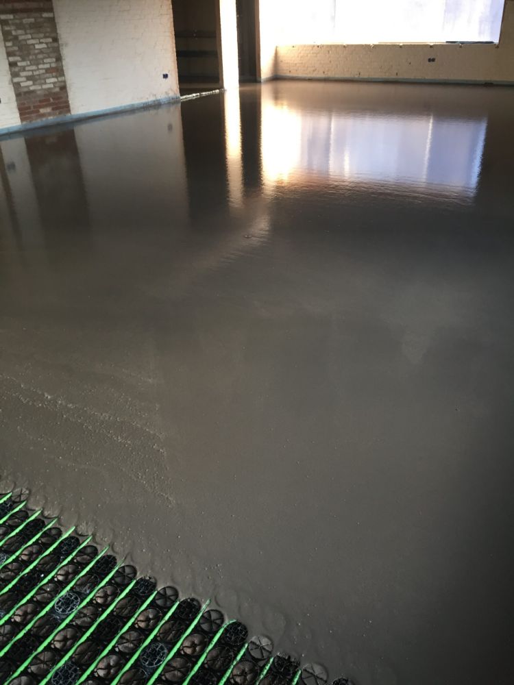 Vloerverwarming in hal met vulmassa