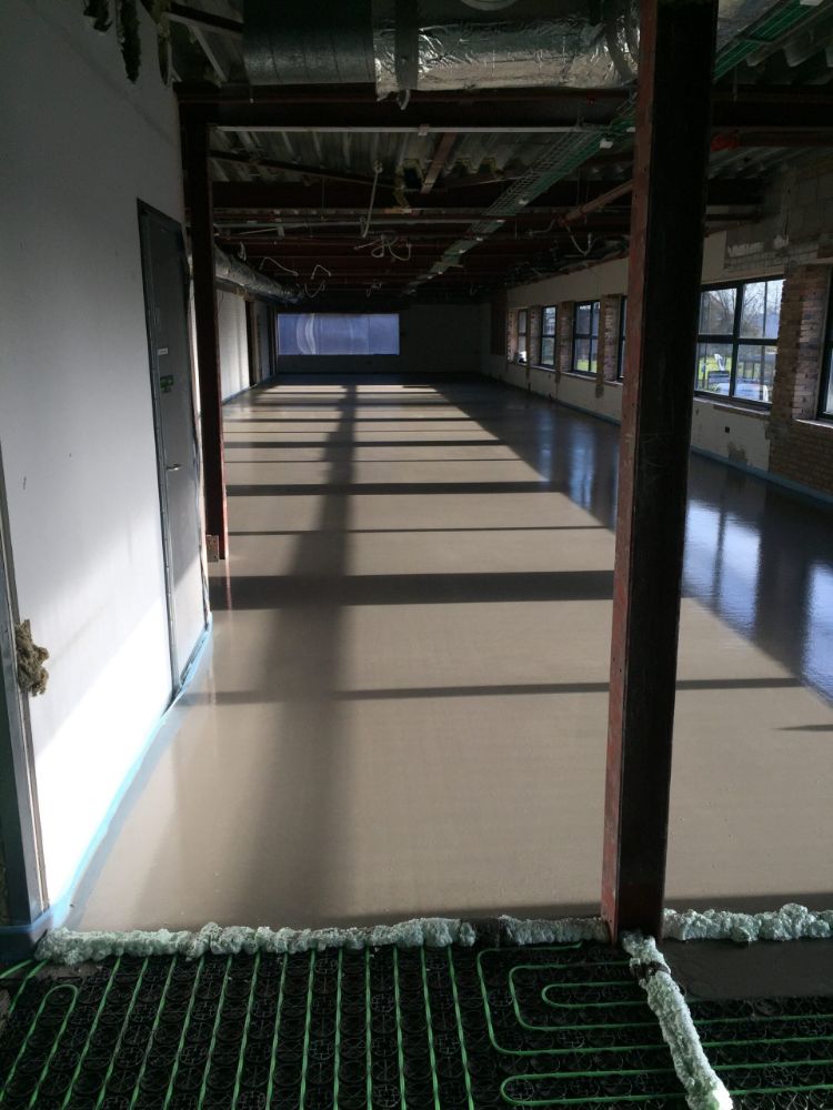 Vloerverwarming in ruimte met vulmassa