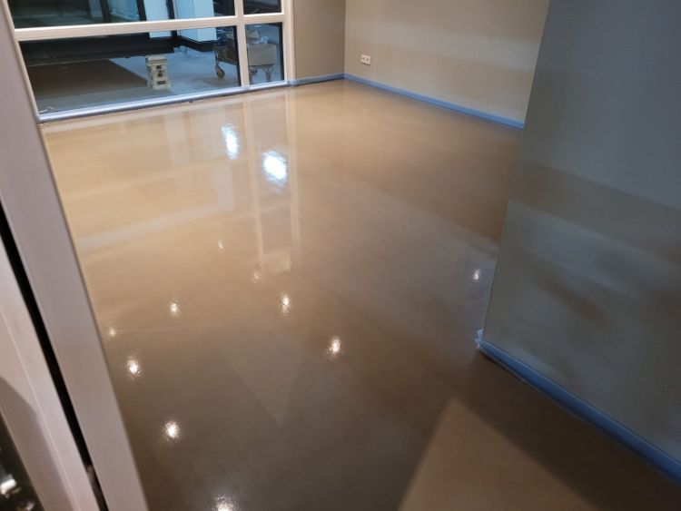 Woonkamer voorzien van vloerverwarming en vulmassa