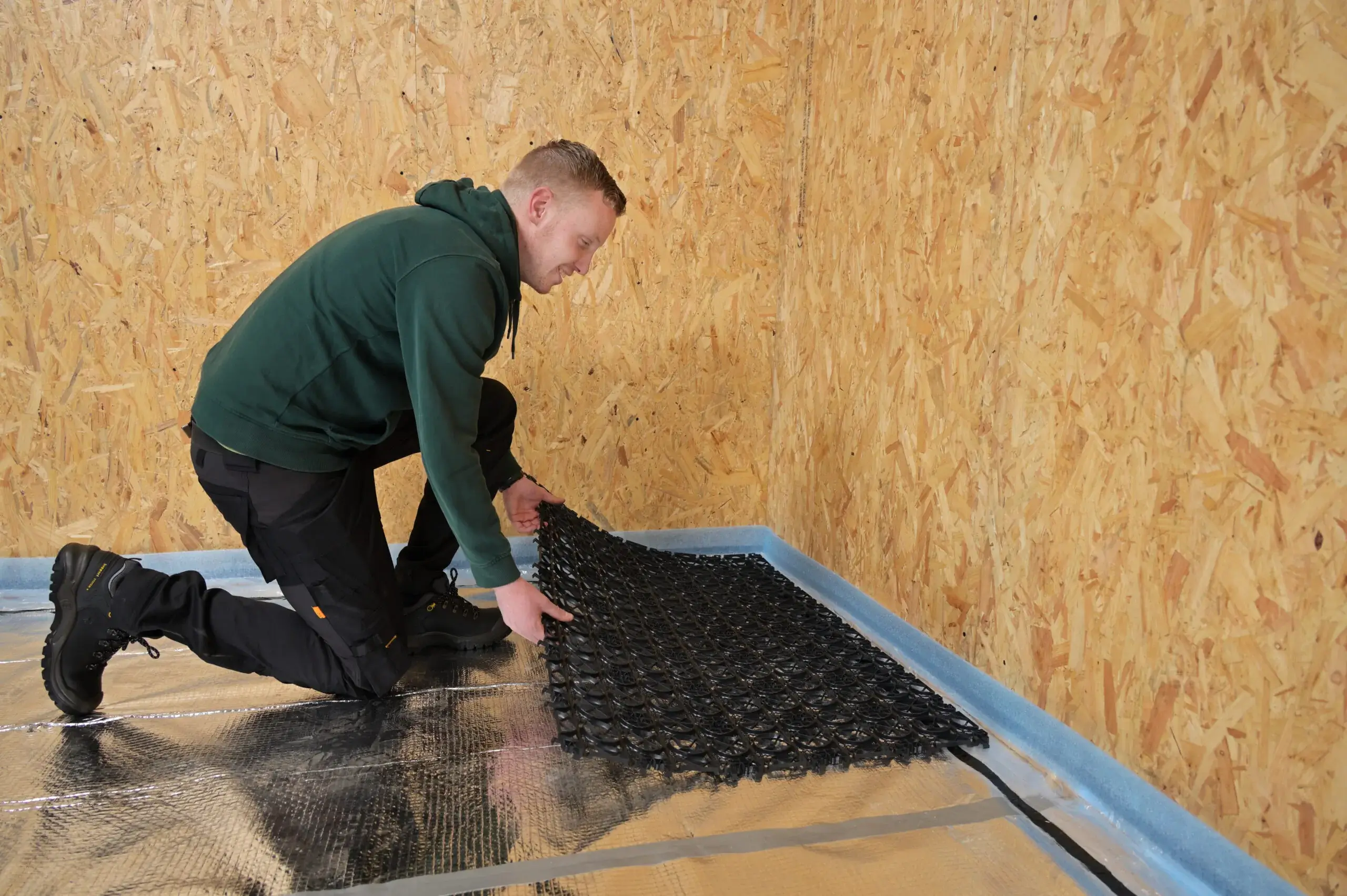 Installatie matjes SpeeTile10 op houten ondervloer