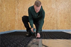 Installeren vloerverwarming WARP Systeem op houten ondergrond