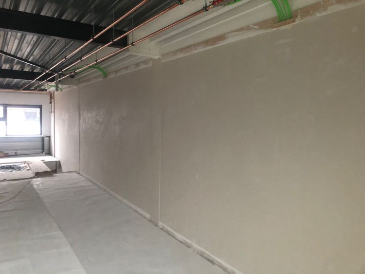 Wandverwarming met afwerklaag