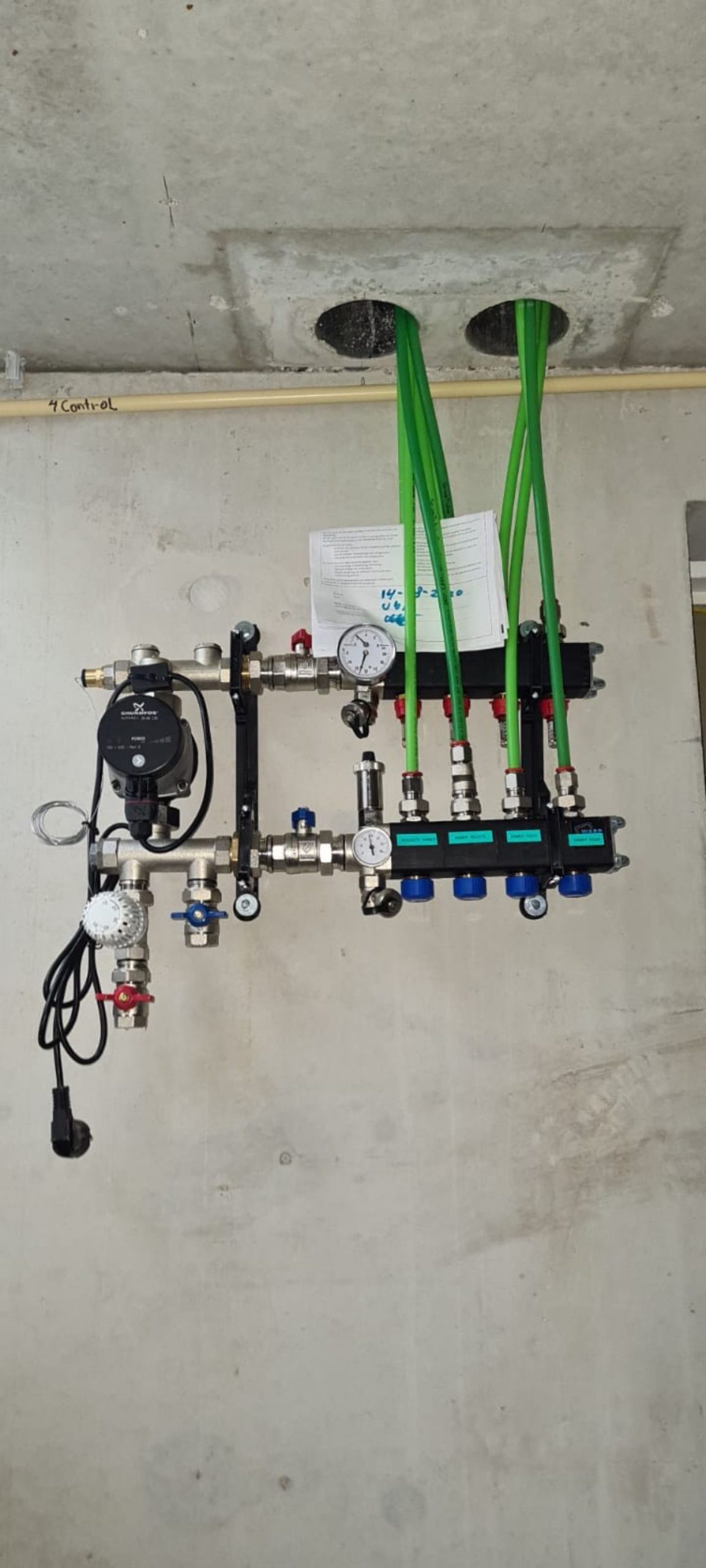 Verdeler aan de muur