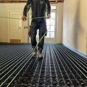 installateur legt vloerverwarming