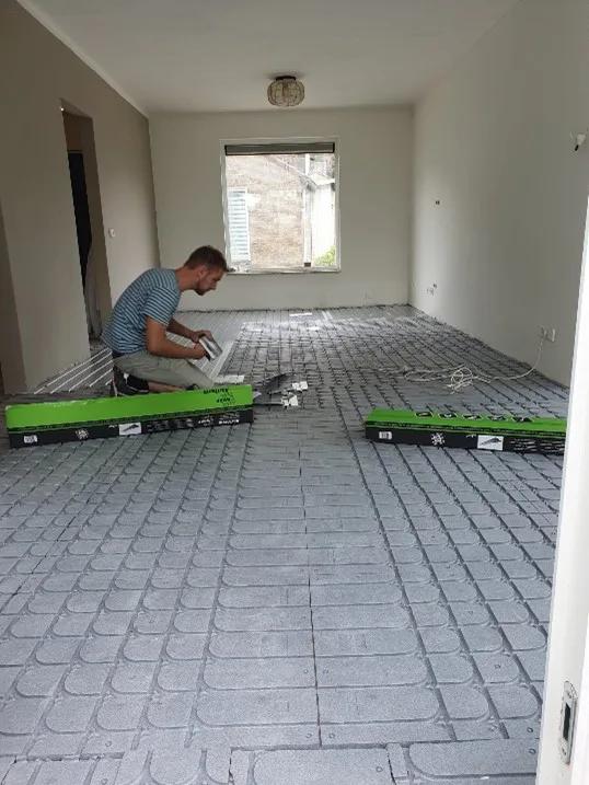 WARP Systems woonkamer hoekwoning tijdens installatie SpeeTherm door klant
