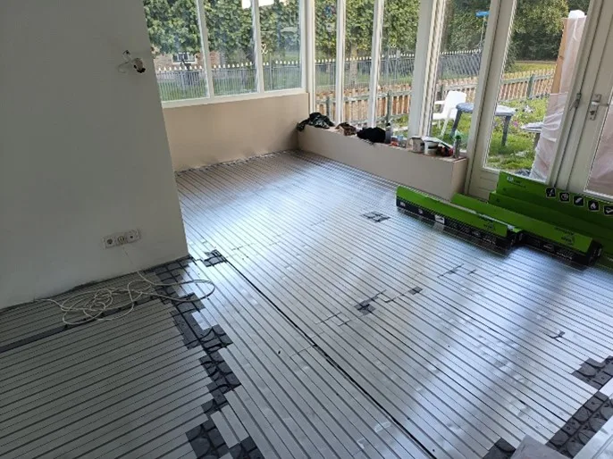 WARP Systems woonkamer hoekwoning tijdens installatie SpeeTherm