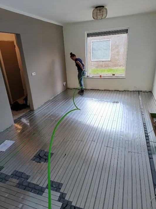 WARP Systems woonkamer hoekwoning tijdens installatie SpeeTube
