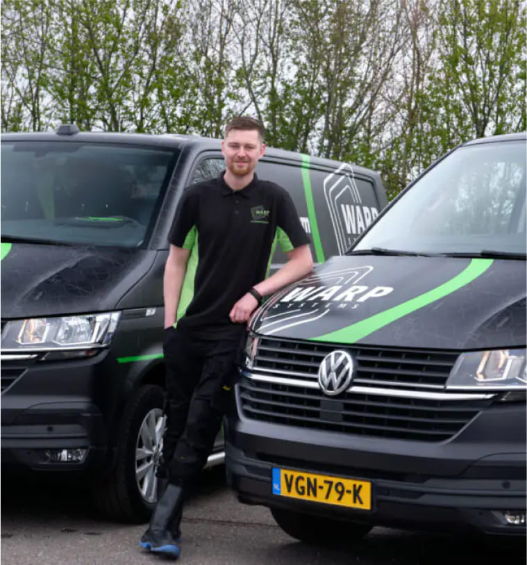 bedrijfswagen WARP met lachende man